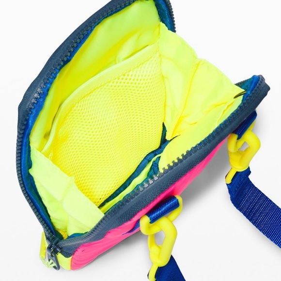 🎉 Lululemon Easy Access Crossbody Bag Neon - Picture 6 of 8